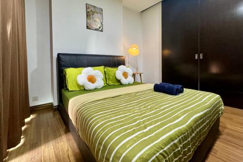 Postel nebo postele na pokoji v ubytování Comfy-Concept Apartment @ B.Bintang (3min walk LRT, Lalaport, TimeSquare)