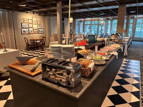 ソンダルにあるHofslund Fjord Hotelのサンドイッチやその他の食べ物が並ぶビュッフェライン