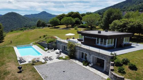 een luchtfoto van een huis met een zwembad bij Villa Intelvi in Castiglione dʼIntelvi