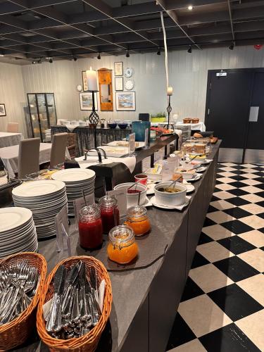 ソンダルにあるHofslund Fjord Hotelの皿やボウルに食べ物が並んだビュッフェライン