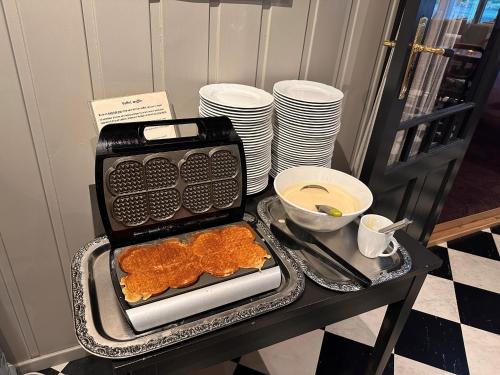 ソンダルにあるHofslund Fjord Hotelの皿の上に食べ物を並べたテーブル