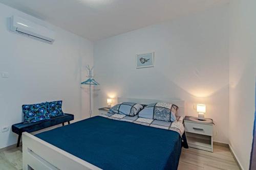 BlatoにあるMediterranean vacation homeのベッドルーム(青いベッド1台、ソファ付)