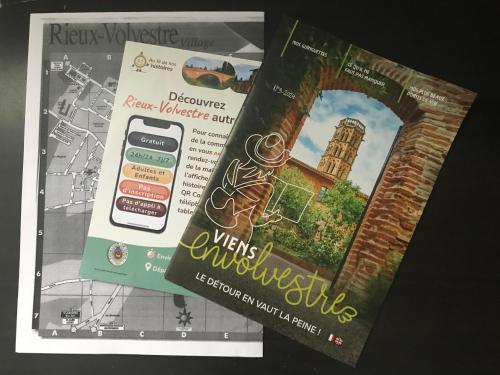 a magazine with a cell phone and a tower at Le gîte des Archers in Rieux