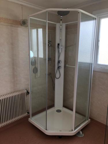 a glass shower stall in a room with a window at Villan med egna sovrum för de flesta in Västervik