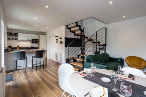 une cuisine et un salon avec une table et des chaises dans l'établissement Ty Loulou, Ploumanach, à Perros-Guirec