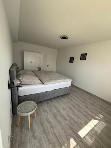 En eller flere senge i et værelse på Alaras Apartment