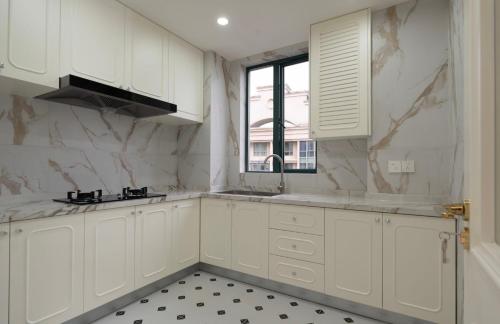 Kuchyň nebo kuchyňský kout v ubytování Eastern Hub - Bund Branch French Romantic 3BR Apt with City View, Close to the Bund and Xintiandi, with French Windows