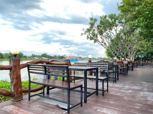 Μπαλκόνι ή βεράντα στο Chaophayathara Riverside Hotel