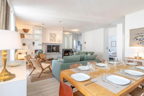 - une salle à manger et un salon avec une table et un canapé dans l'établissement Design, grand et confortable - Ty Gwellan, à Vannes