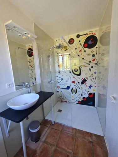 une salle de bain avec un lavabo et une douche dans l'établissement la galouciere, à Saint-Just-et-Vacquières