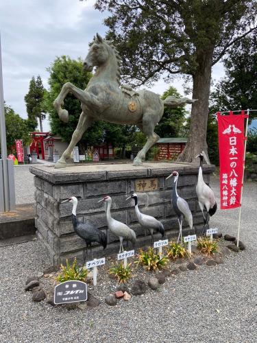 a statue of a lion riding a horse and birds at カモンイン 寿 in Izumi