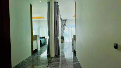 Ένα μπάνιο στο Kamala Garden View Villas by Aladdin
