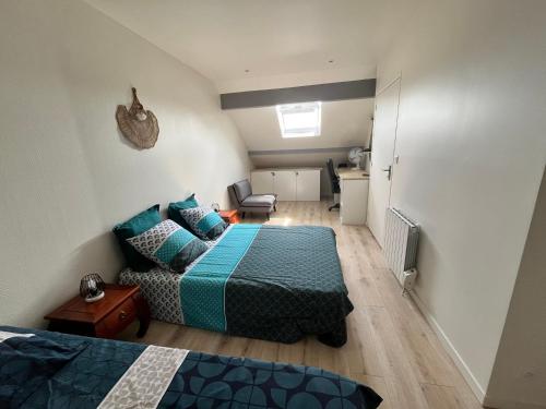 une chambre avec deux lits et un canapé dans l'établissement Charmant duplex T3 proche de Paris & Versailles, à Bois-dʼArcy