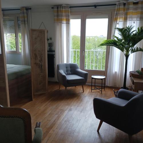 un salon avec un canapé et une chaise dans l'établissement Bayard la tour, à Charleville-Mézières