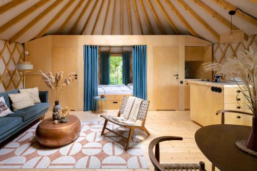 Ruang duduk di Dacza Puchacza Glamping