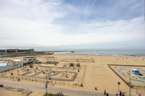 une plage avec plusieurs skateparks et l'océan dans l'établissement Appartement Les Goélands - Welkeys, à Trouville-sur-Mer