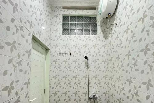 a bathroom with a shower and a window at Trubus Guesthouse Syariah Magelang mitra RedDoorz in Sumberrejo