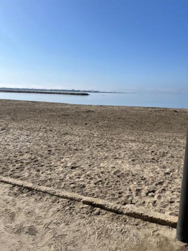 une plage vide avec des empreintes de pas dans le sable dans l'établissement Studio Mer, au Grau-du-Roi