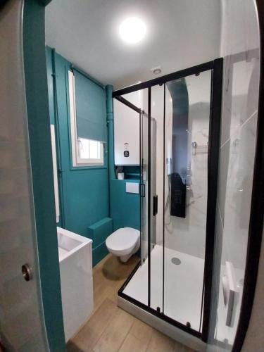 une salle de bain avec toilettes et douche en verre dans l'établissement appartement climatisé, à Montrouge