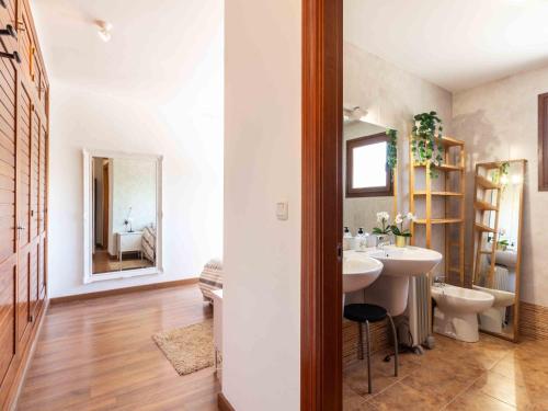 a bathroom with two sinks and a mirror at Casa Rincón Del Valle in Dúrcal