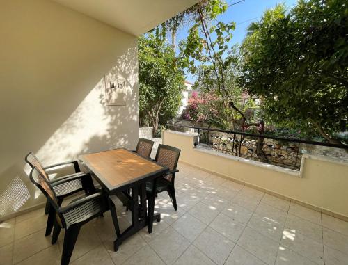 Μπαλκόνι ή βεράντα στο 250m to the Beach - Fully Furnished - Fast Wi-Fi