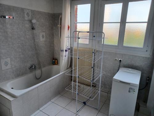 une salle de bain avec une baignoire, des toilettes et un lavabo dans l'établissement F3 ensoleillé très calme, à Maisons-Alfort