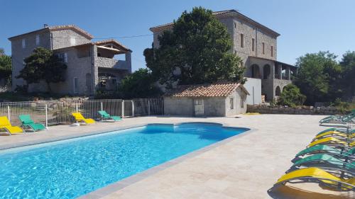 une piscine devant une maison dans l'établissement chambres d'hôtes la maison de mon père, à Saint Alban Auriolles