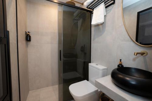 a bathroom with a black sink and a toilet at La morada de Rosafina in Frigiliana