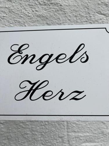 a sign that says creepers here on a wall at Engelsherz in Mittenwald