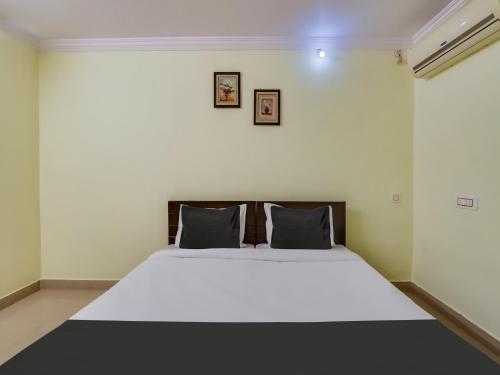 Postel nebo postele na pokoji v ubytování Hotel O SS ELITE