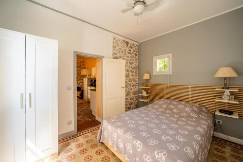 a bedroom with a bed and a door to a hallway at Le Havre Catalan - Maison pour 6 à Argelès-sur-mer in Argelès-sur-Mer