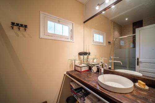 a bathroom with a sink and a mirror at Le Havre Catalan - Maison pour 6 à Argelès-sur-mer in Argelès-sur-Mer