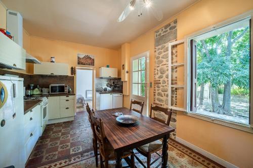 une cuisine avec une table en bois et une fenêtre dans l'établissement Le Havre Catalan - Maison pour 6 à Argelès-sur-mer, à Argelès-sur-Mer