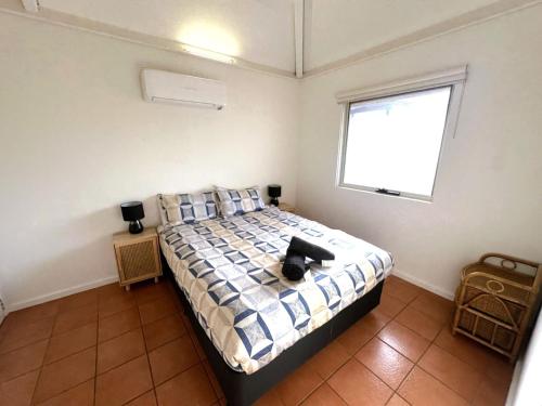 Кровать или кровати в номере Osprey Holiday Village Unit 123