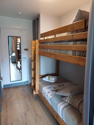 - une chambre avec 2 lits superposés et un miroir dans l'établissement Studio cosy de 23 m2 à la montagne, à Samoëns