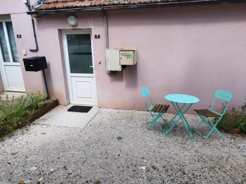 due sedie e un tavolo di fronte a una casa di Maison à Pouilly en Auxois a Pouilly-en-Auxois