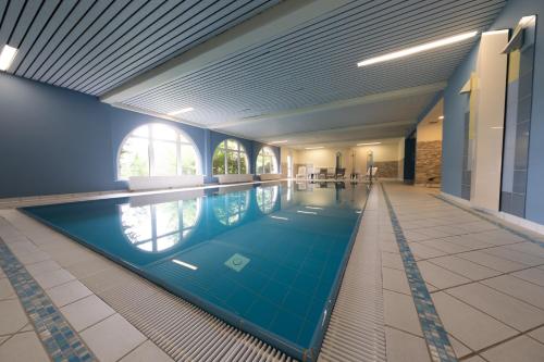 a large swimming pool in a building at Der Wolfshof - Dein Zuhause im Harz in Langelsheim