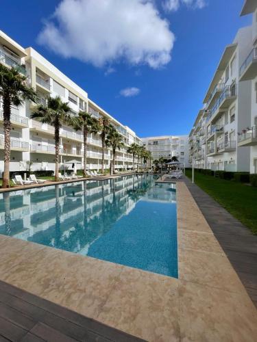 een leeg zwembad voor een gebouw bij Kettani Bouznika Hind in Bouznika