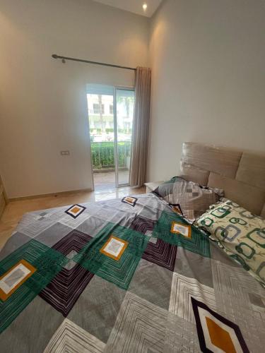 een slaapkamer met een groot bed met certificaten erop bij Kettani Bouznika Hind in Bouznika