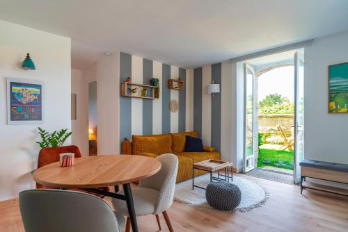 un salon avec une table et un canapé dans l'établissement Appartement au Château de Locqueran - Mer, à Plouhinec