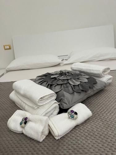 a pile of towels and towels on a bed at Villa Teresa in Maniago