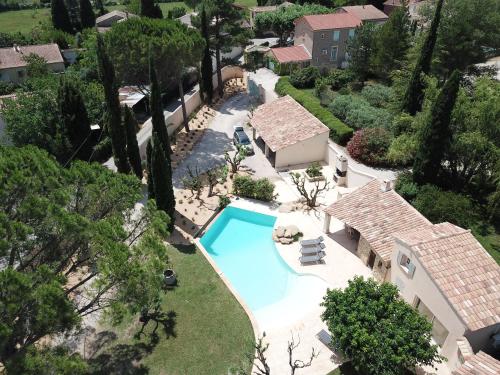 une vue aérienne d'une maison avec piscine dans l'établissement LAVENINE a Modène, à Modène
