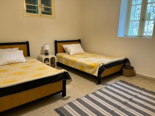 Ένα ή περισσότερα κρεβάτια σε δωμάτιο στο Beit Lena