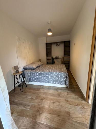 une chambre avec un lit et un parquet dans l'établissement Appartement avec jardin, à Mandelieu-la-Napoule