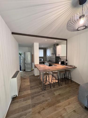 - une cuisine avec une table en bois dans une chambre dans l'établissement Appartement avec jardin, à Mandelieu-la-Napoule