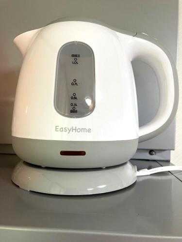 a white toaster sitting on top of a counter at 秋田ゲストハウス　BASE464 in Akita
