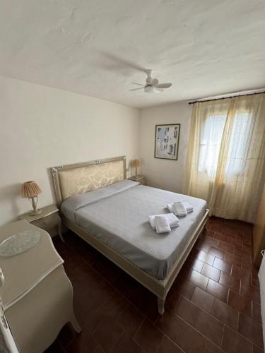 una camera da letto con un letto con due asciugamani sopra di Vista sul Blu - Costa Smeralda a Cala Bitta