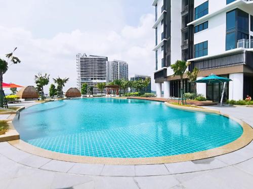 a large swimming pool in front of a building at Almas Suites スタイリッシュ無印良品スタジオ ステラ国際学校まで徒歩2分 STAY in Nusajaya