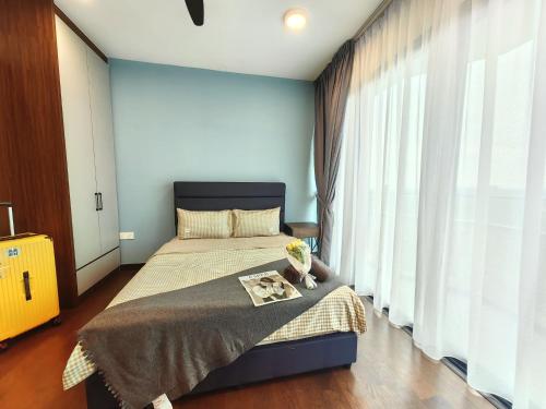 a bedroom with a bed and a large window at Almas Suites スタイリッシュ無印良品スタジオ ステラ国際学校まで徒歩2分 STAY in Nusajaya