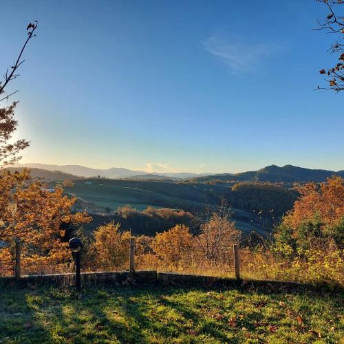 a hill with a fence and a view of a valley at BnB Bagno di Bosco in Gubbio